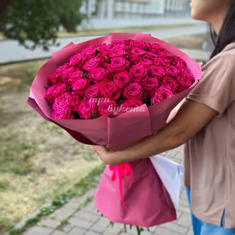 Букет из 51 высокой розы цвета Фуксия
