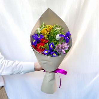 Букет из ирисов, альстромерий и эустом