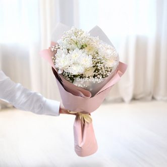 Букет из белых хризантем с гипсофилой
