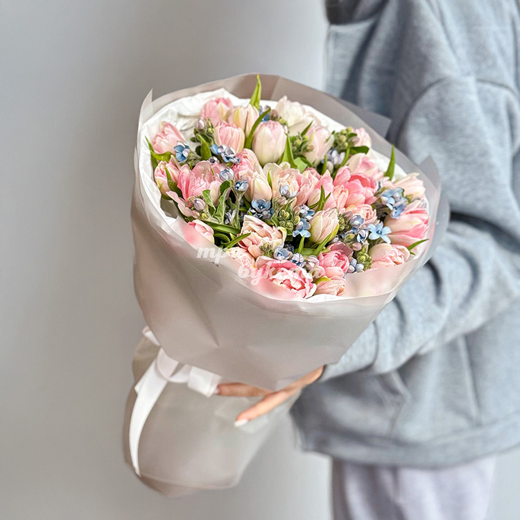 Букет розовых тюльпанов с хамелациумом