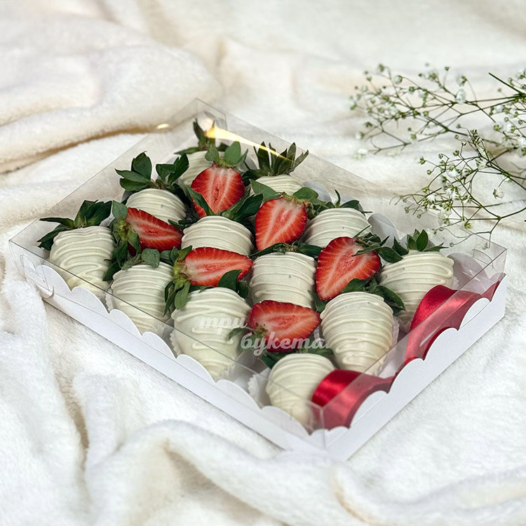 Коробка из 12 клубник в белом шоколаде (закрытая)