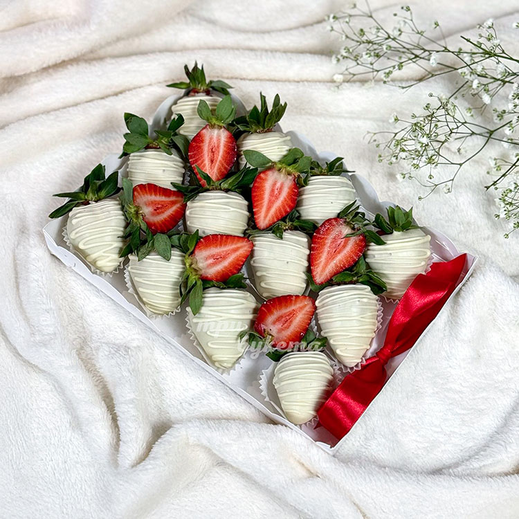 Коробка из 12 клубник в белом шоколаде